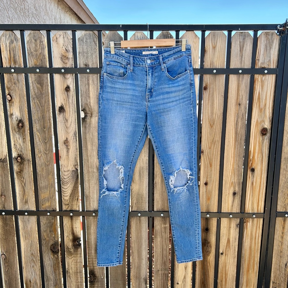 LEVI’S 721 High Rise Skinny Jeans Distressed Knees in